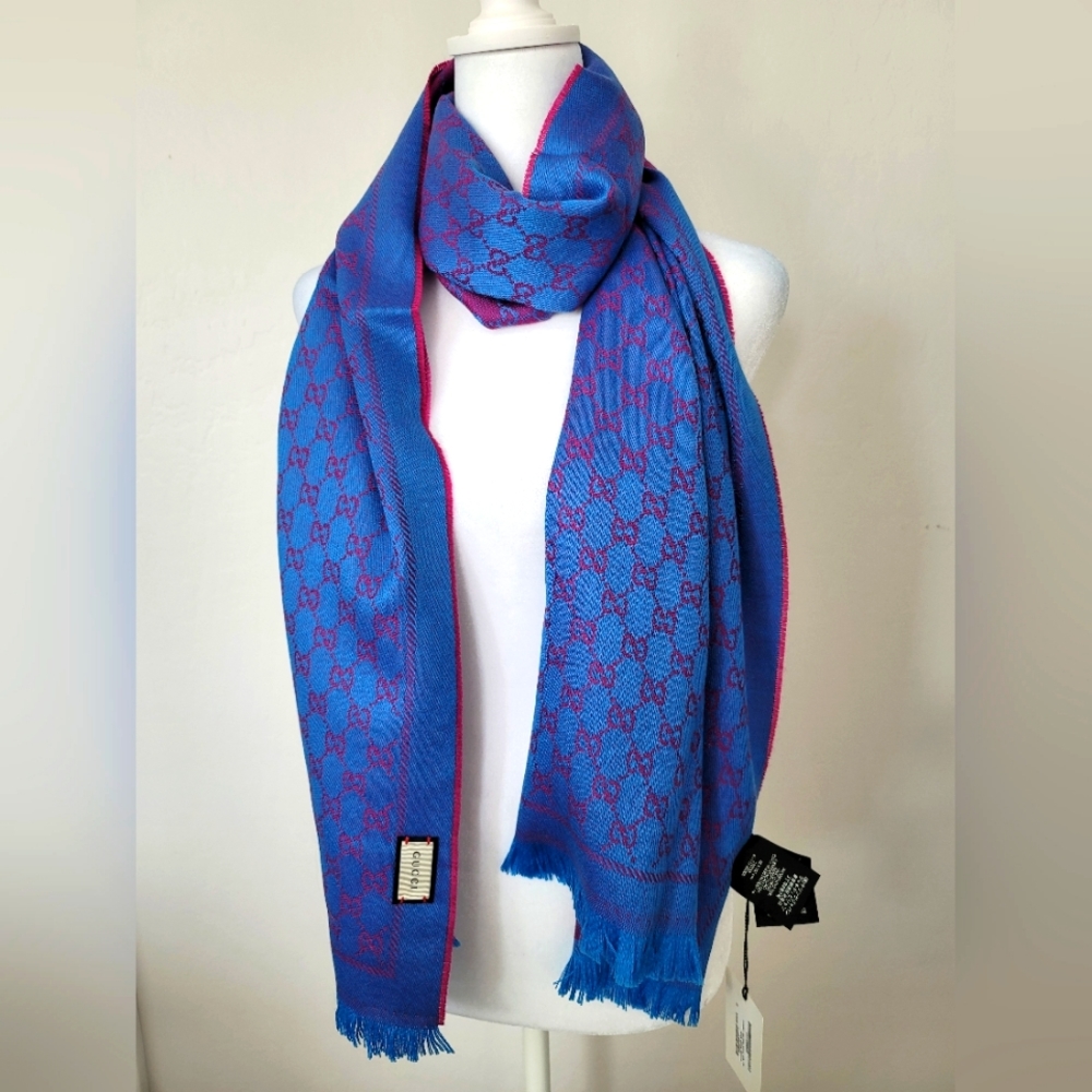 (NWT) Gucci reversible wool scarf in blue and fuscia/purple